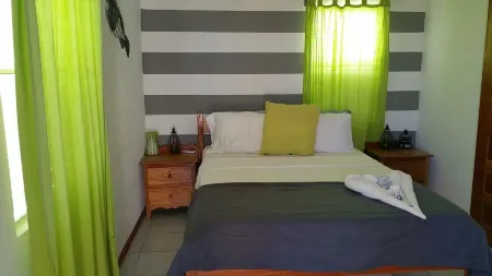 Seculuded beachfront home, outdoor showers, rooftop deck, 360 island view Отели рядом с достопримечательностью «Caye Caulker»