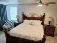 Cozy and Beautiful Home. When booking 1 week or more ask about our discount. Hotels in Beverly Hills