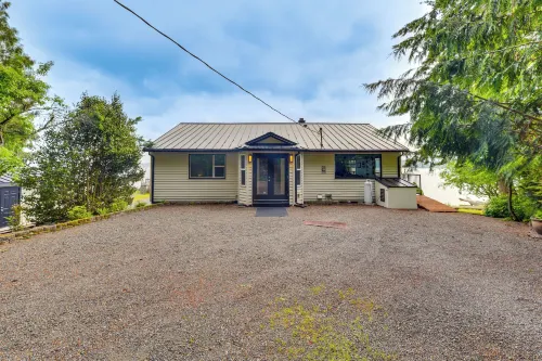 Beachfront Anderson Island Escape: Rainier Views!