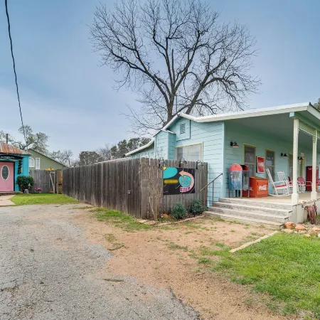 Retro Retreat in Llano w/ Screened Porch!