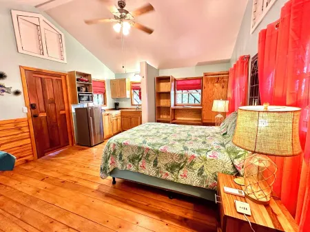 Stay & Dive! Ocean front, Cozy Casita steps to the waters edge!