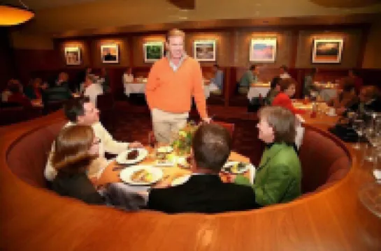 프리미엄 편의시설을 갖춘 편안한 1 베드룸 콘도, 레드어닝 제공