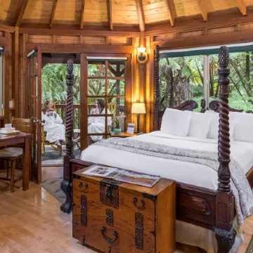 Volcano Village Lodge