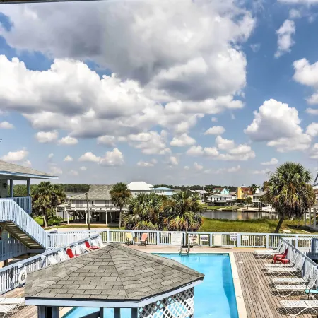 Gulf Shores Condo w/ Pool Access: Steps to Beach!