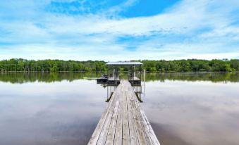 Lake of the Ozarks Cabin w/ Private Dock + Kayaks