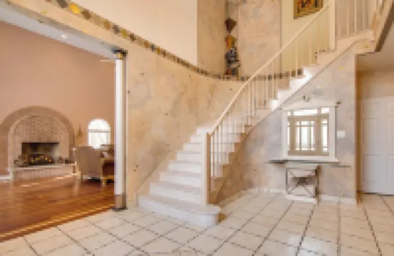 Hot Tub and Sauna Hoffman Estates Villa in Elgin!