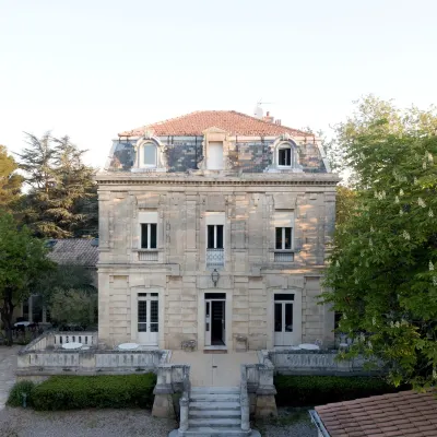 Logis Hôtel - Restaurant Résidence les Cèdres โรงแรมใกล้พระราชวังพระสันตะปาปา อาวิญง
