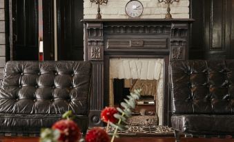 Royal Street Inn & Bar