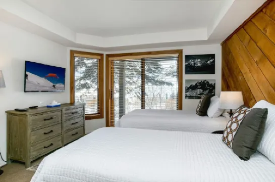 82 Ridgepoint 3 Bedroom Townhouse by RedAwning