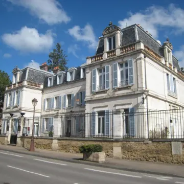 Logis Hôtel Les Maréchaux Hôtels à proximité de : Le Théâtre