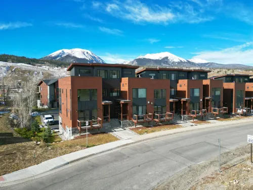 541 センターサークル 3BR 3.5BA 3 ベッドルーム タウンハウス バイ レッドオーニング