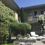 Patio de Violette Hotel a Arpaillargues-et-Aureillac