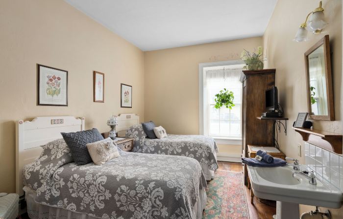 The Stagecoach Inn Bed & Breakfast and Five20 Social Stop