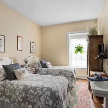 The Stagecoach Inn Bed & Breakfast and Five20 Social Stop