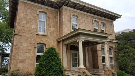 Governor's Mansion Inn Отели рядом с достопримечательностью «Аллайант Энерджи Сентер»