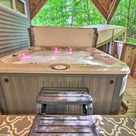 Ludlow Home w/ Hot Tub, Near Okemo Resort!