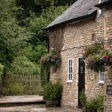 The White Hart Ford Hotel Exterior