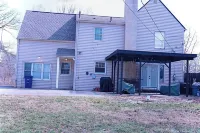 Spacious 4 bedroom home in beautiful Columbus with WiFi, crafted for family fun. 哥倫布港附近的飯店