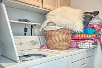 1 Mi to Drinks and Dining Getaway in Grants Pass - مطابخ