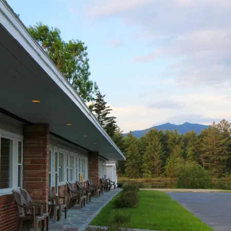 Sara Placid Inn & Suites