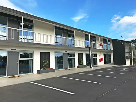 Ellerslie Palms Motel Отели рядом с достопримечательностью «Колледж Маклинс»