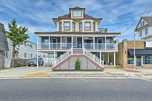 Seaside Wildwood Haven: Walk to Boardwalk/Beach! - Homestays