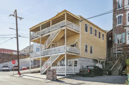 Ski and Relax Mtn-View Apt with Deck in Virginia City Отели рядом с достопримечательностью «Fourth Ward School Museum»