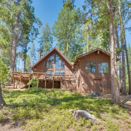 6 Mi to Yosemite National Park: Retreat w/ Deck!