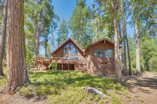 6 Mi to Yosemite National Park: Retreat w/ Deck!