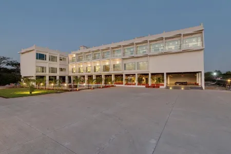 Viola Beacon Resort, Lonavala Отели рядом с достопримечательностью «Карла Кейвс»