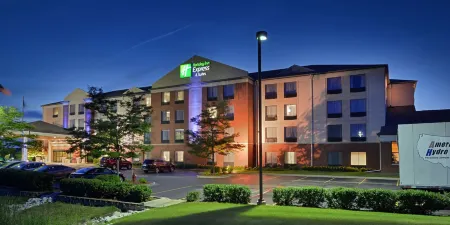 Holiday Inn Express & Suites Milwaukee-New Berlin