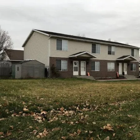 Great PRIVATE Family HOME! Big 3 Bed 3 Bath Private Yard