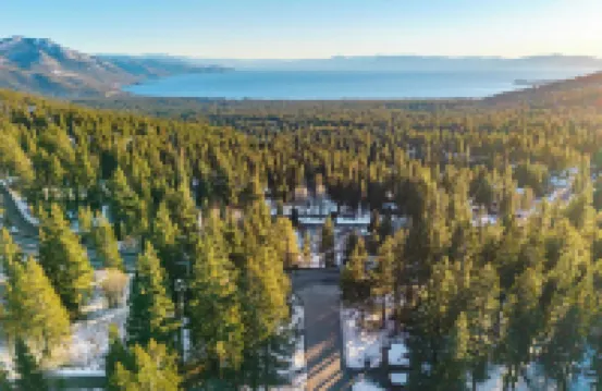 靠近滑雪場、湖泊和傾斜村莊的景觀 + 傾斜寧靜 by Avantstay