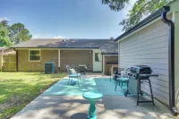 Cozy Goose Creek Escape w/ Patio & Grill - Homestays