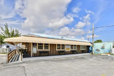 Coral Villa by AvantStay Close 2 DT Key West Shared Pool & Patio!