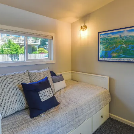 Waterfront Hood Canal Cottage Steps to the Beach!