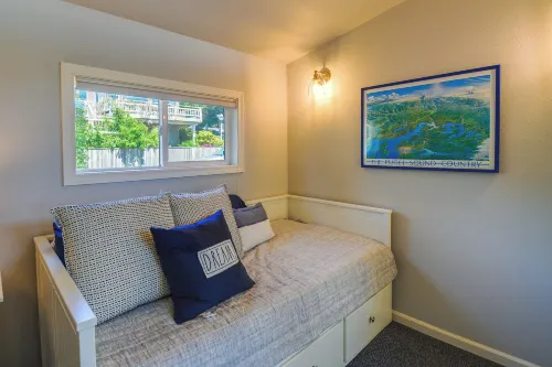Waterfront Hood Canal Cottage Steps to the Beach! - parking
