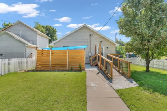 Kings Cottage 4 bed/3 full bath central Topeka