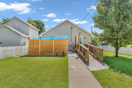 Kings Cottage 4 bed/3 full bath central Topeka Отели в г. Топика