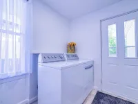 Come visit The Sunflower House! 4 bedrooms 2 baths in Ashtabula Harbor with WIFI Hotels in Ashtabula