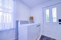 Come visit The Sunflower House! 4 bedrooms 2 baths in Ashtabula Harbor with WIFI