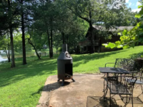 Cabin in Hardy on Kiwanie Lake with fishing boat & kayak, near Spring River Hoteles en Condado de Sharp