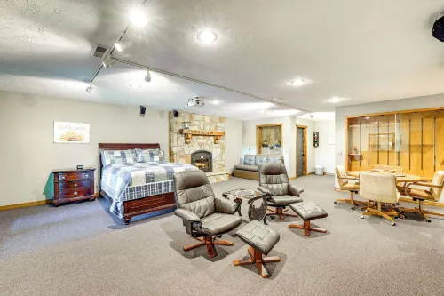 'Just a Cast Away' Cassville Cabin w/ Covered Deck - Homestays