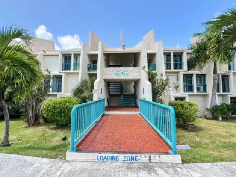 Oceanfront, Beachfront, Ground Floor, Beautiful Remodeled condo with pool access のホテル