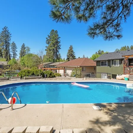 Poolside Getaway with Spacious Outdoor Living & 6 Cozy Beds!!