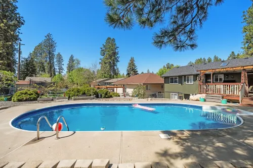 Poolside Getaway with Spacious Outdoor Living & 6 Cozy Beds!!