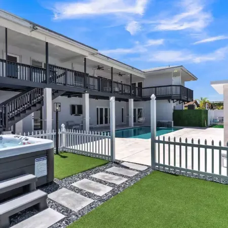 Luxury Escape: Pool, Hot tub, Mini Golf & More!