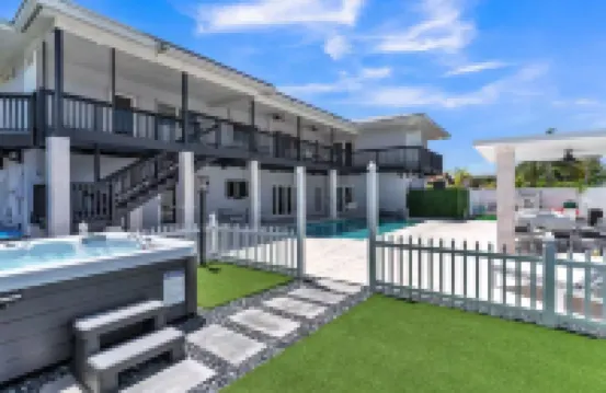 Luxury Escape: Pool, Hot tub, Mini Golf & More!
