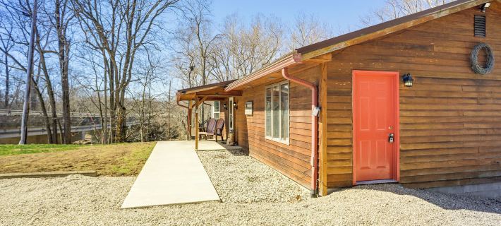 Riverfront Covington Cabin w/ Deck & Fire Pit! Ξενοδοχεία στην πόλη Miami County