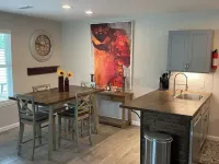 WILD CARD SUITE: Unit B.              Casino Retreat & Pickleball court Hotels in Love County